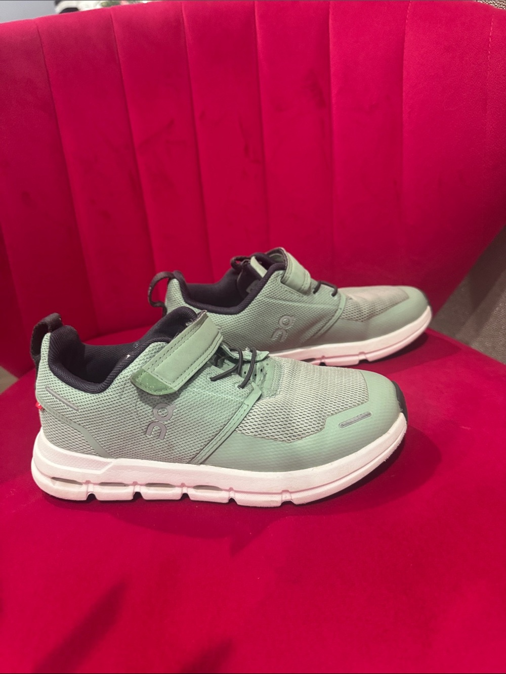 On oncloud Running Kids Mint Green Velcro Athletic Sneakers like new